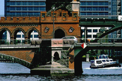 Oberbaumbrücke in Berlin mit Charterboot